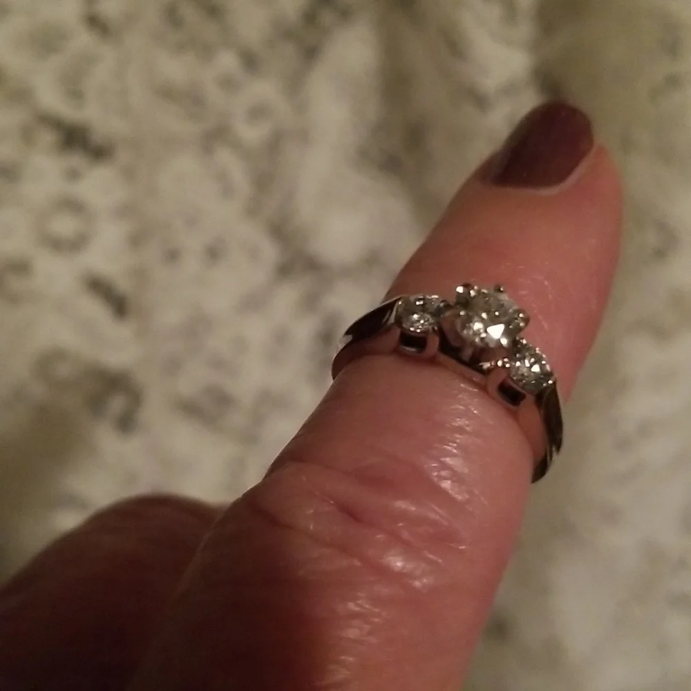 18K gold ring with 3 Beautiful Diamonds - Picture 10 of 13